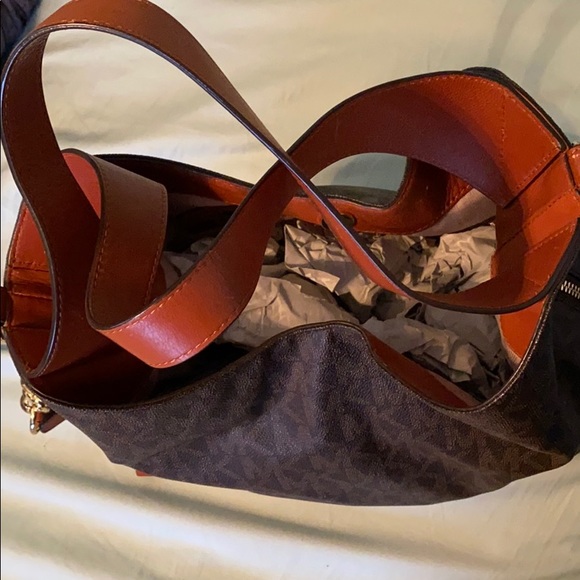 Michael Kors Devon large tote. - Picture 2 of 3